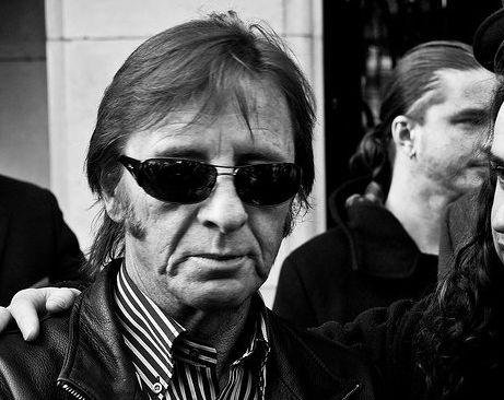 Baterista do AC/DC decepcionado com falta de contato com o grupo