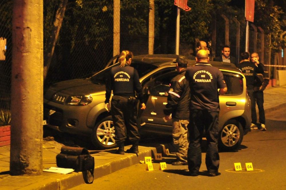Casal foi alvejado por v&aacute;rios disparos na avenida Bento Gon&ccedil;alves