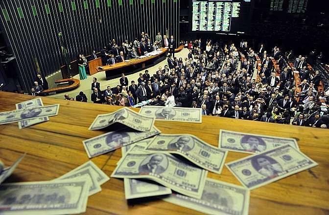 Parlamentares se empurraram e grupo atirou notas de 100 d&oacute;lares com rosto da presidente