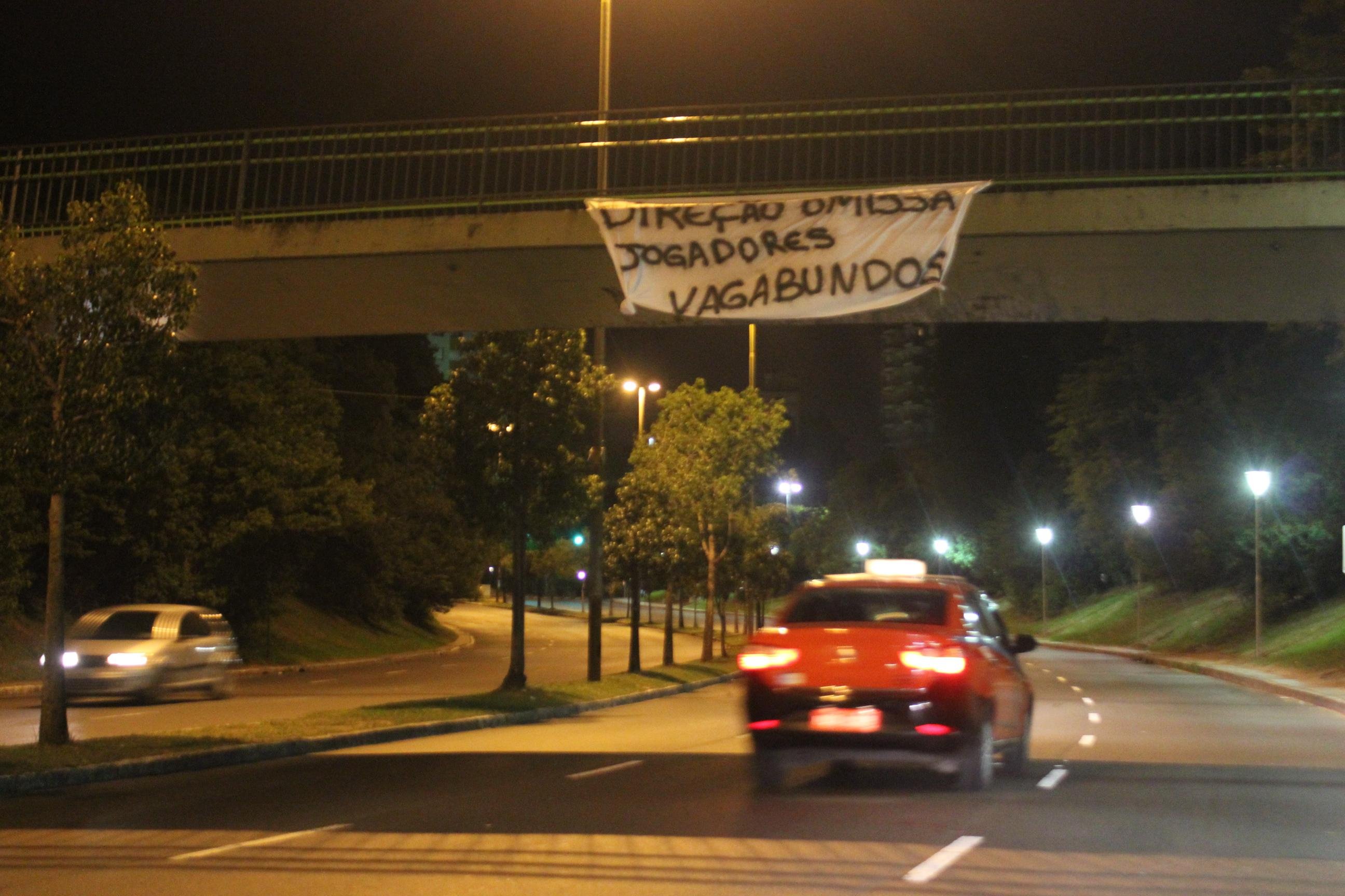 Faixa com ofensas ao Gr&ecirc;mio &eacute; estendida em viaduto Porto Alegre