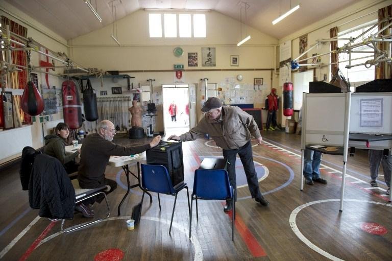 Zonas eleitorais abriram &agrave;s 7h  e a vota&ccedil;&atilde;o prosseguir&aacute; at&eacute; 22h 