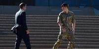 Príncipe Harry se despede da Austrália após um mês no exército local
