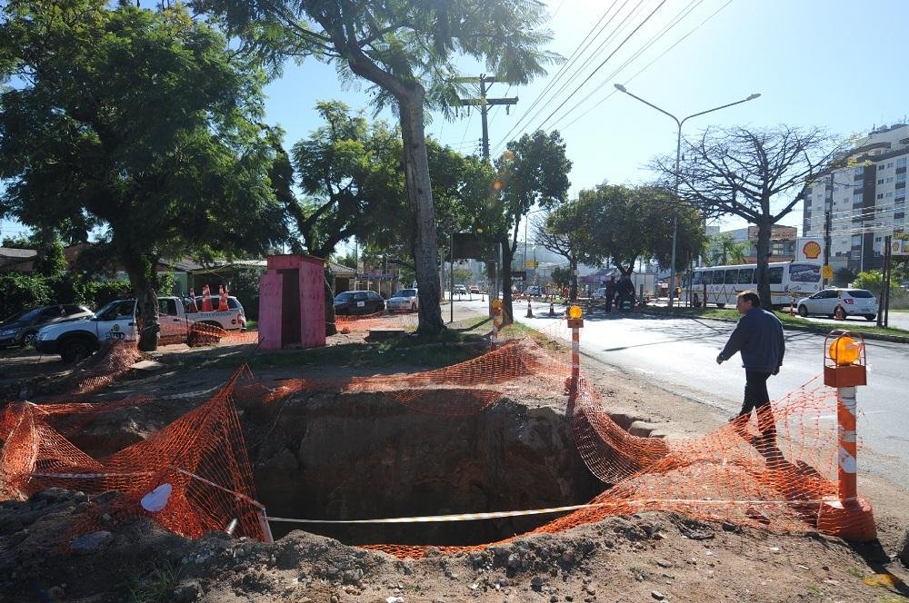Obra &eacute; para a constru&ccedil;&atilde;o de um coletor de esgoto cloacal