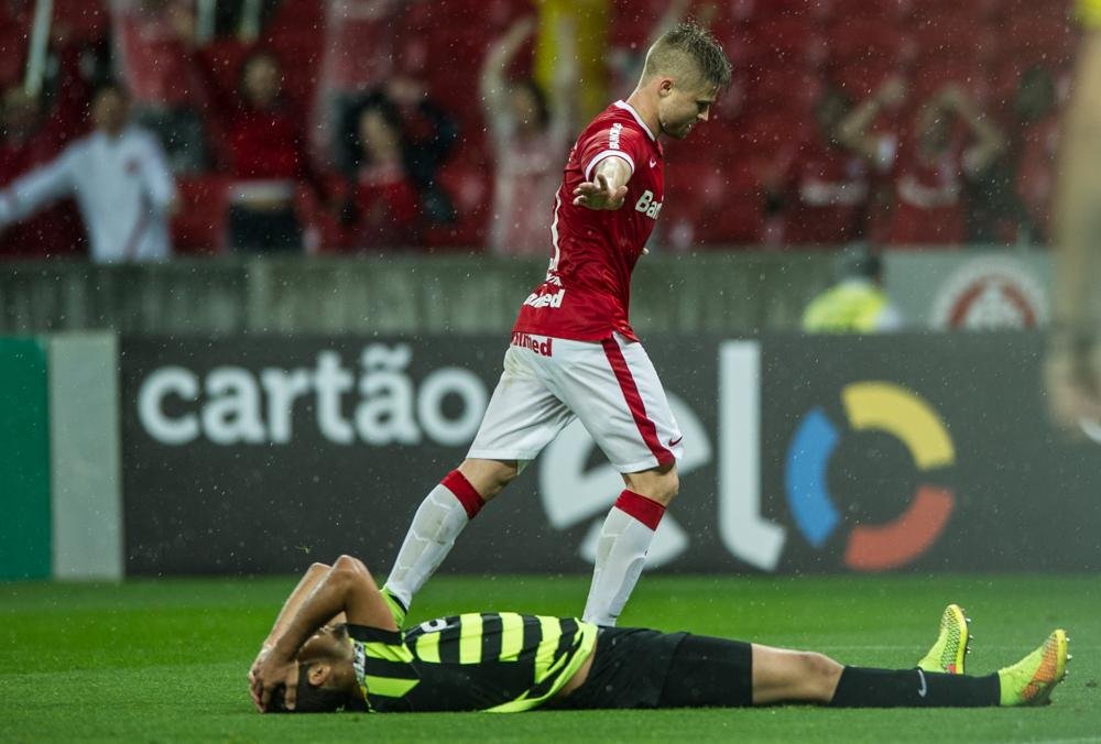 &Uacute;ltimo jogo entre Inter e Coritiba, no Beira-Rio, terminou com vit&oacute;ria ga&uacute;cha por 4 a 2, um deles de Sasha
