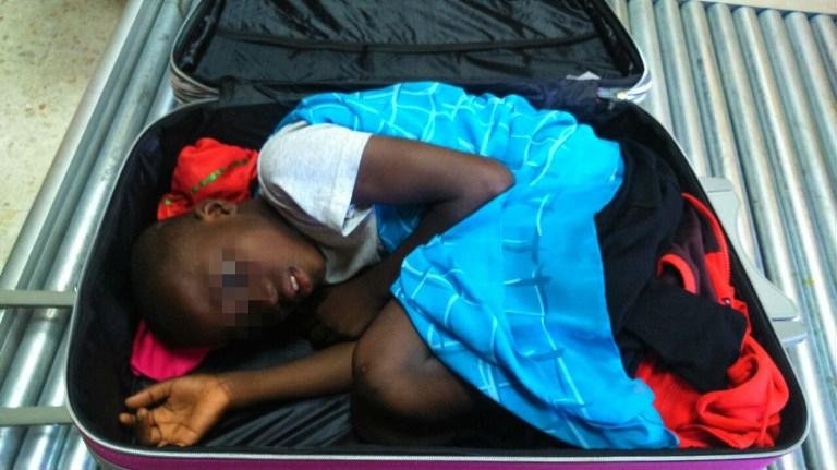 Menino africano &eacute; encontrado em mala na fronteira espanhola