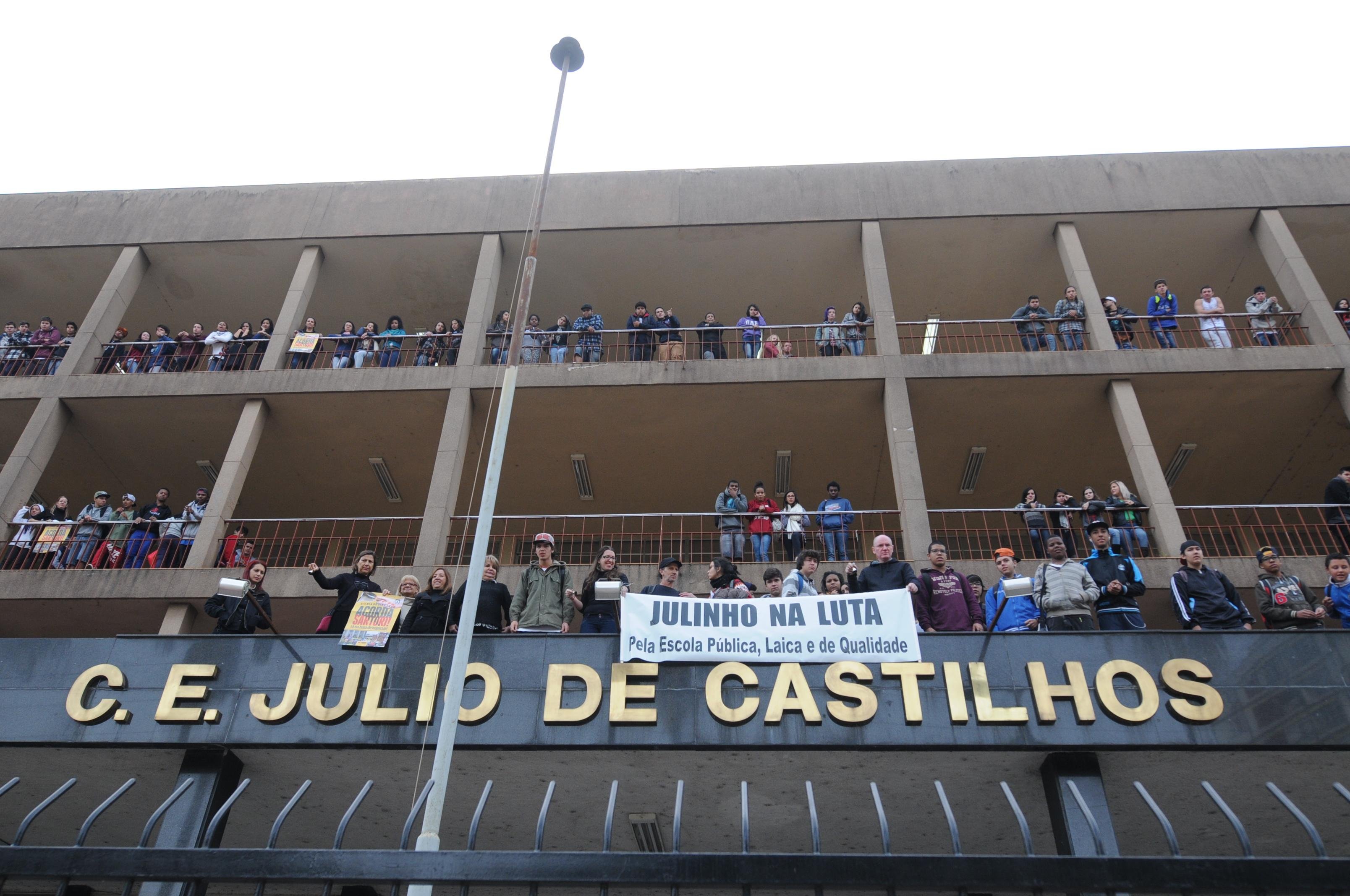 Institui&ccedil;&atilde;o, alunos, professores e pais participaram do ato que tamb&eacute;m repudiu agress&otilde;es contra categoria no Paran&aacute;