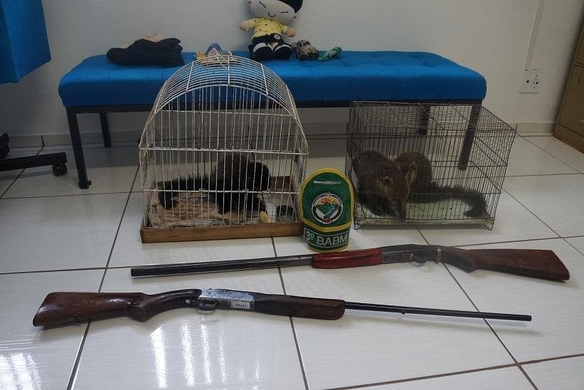 BM apreendeu tr&ecirc;s animais silvestres presos e armas