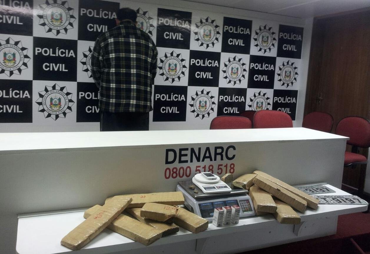 Porteiro do estabelecimento &eacute; dono de ve&iacute;culo que levava 14 quilos do entorpecente