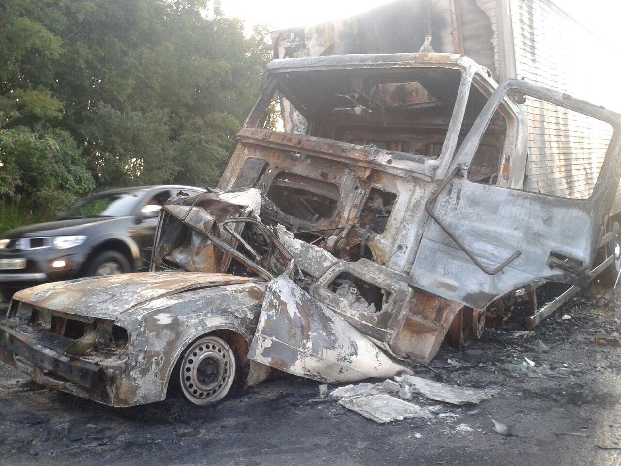 Motorista do caminh&atilde;o afirmou que ve&iacute;culo pequeno estava parado no escuro no meio da pista