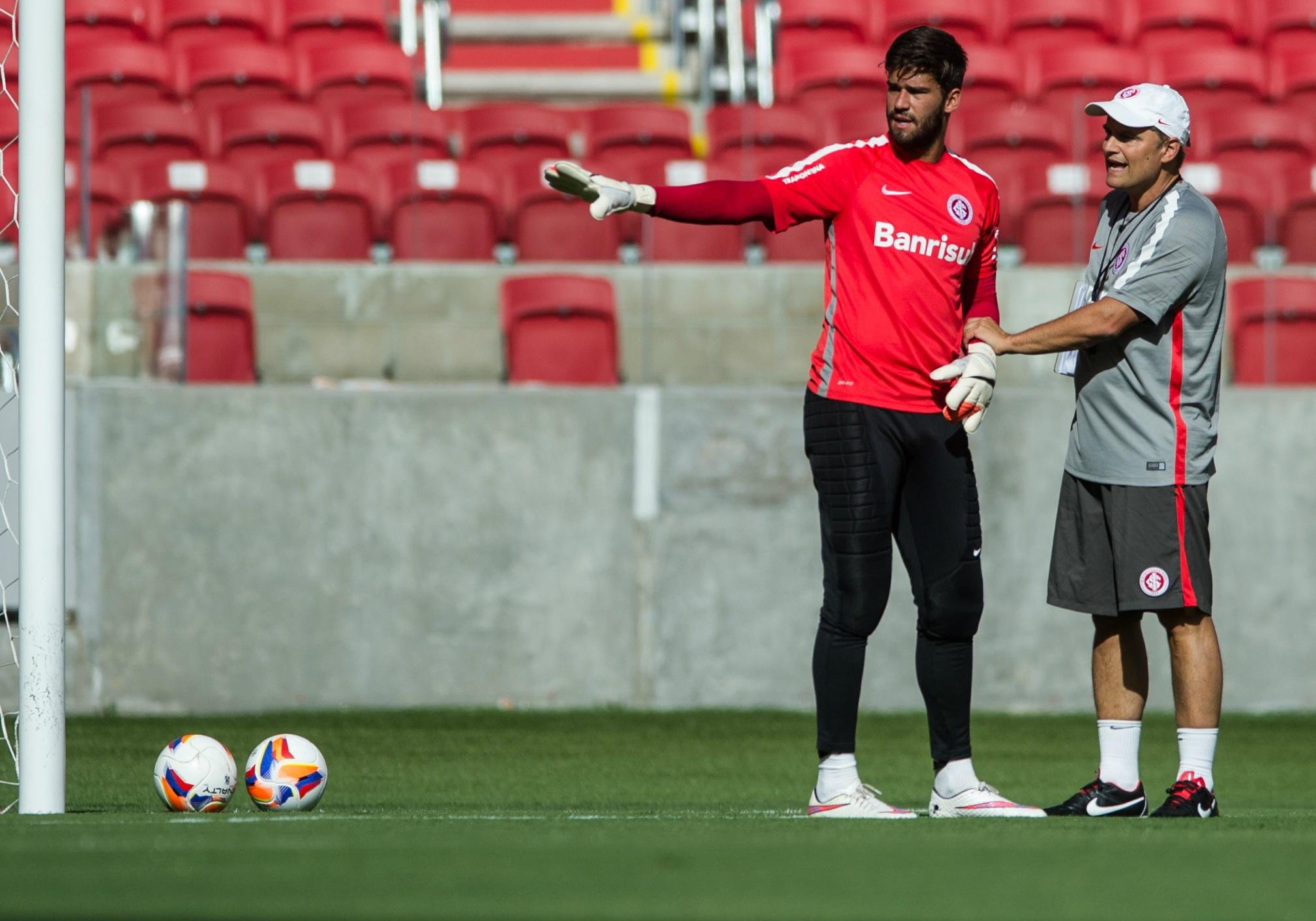 Alisson deve entrar em campo neste domingo, &agrave;s 15h30min