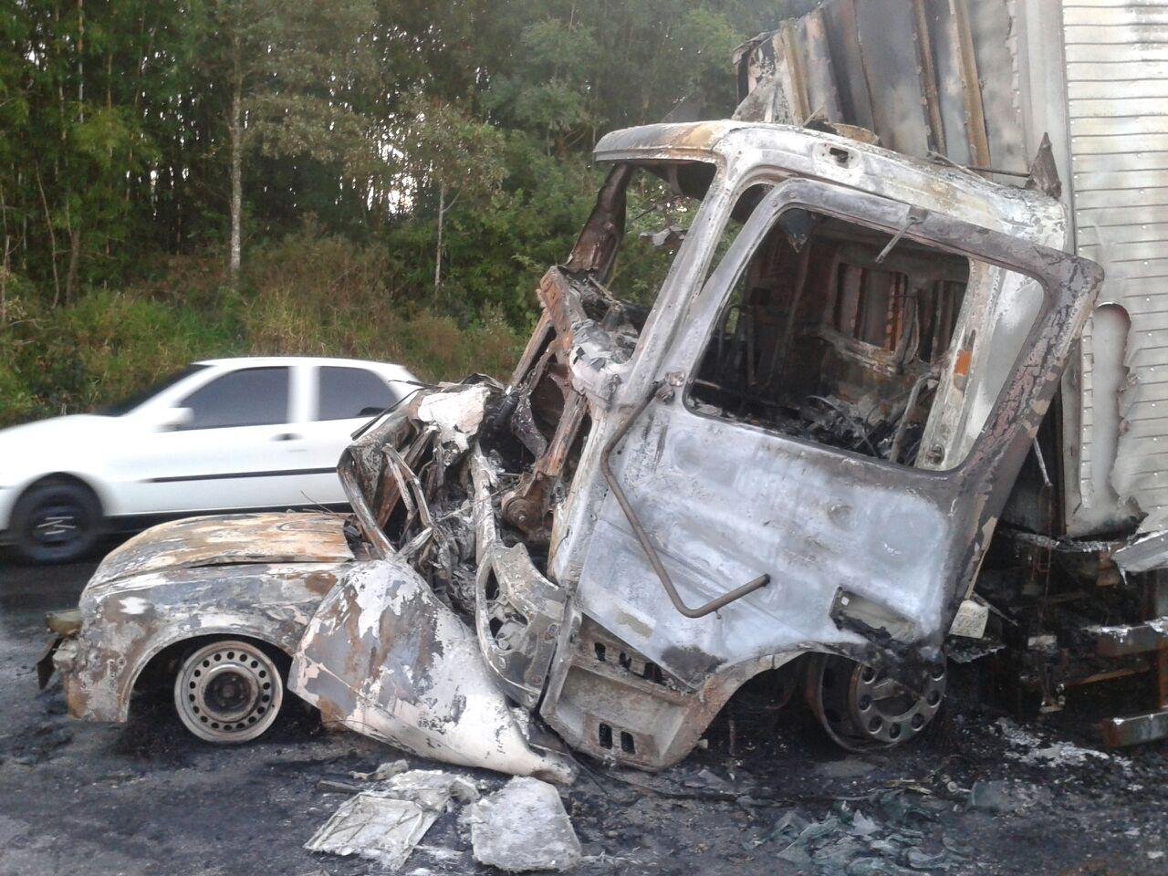 Colis&atilde;o acarretou em inc&ecirc;ndio na BR 386 