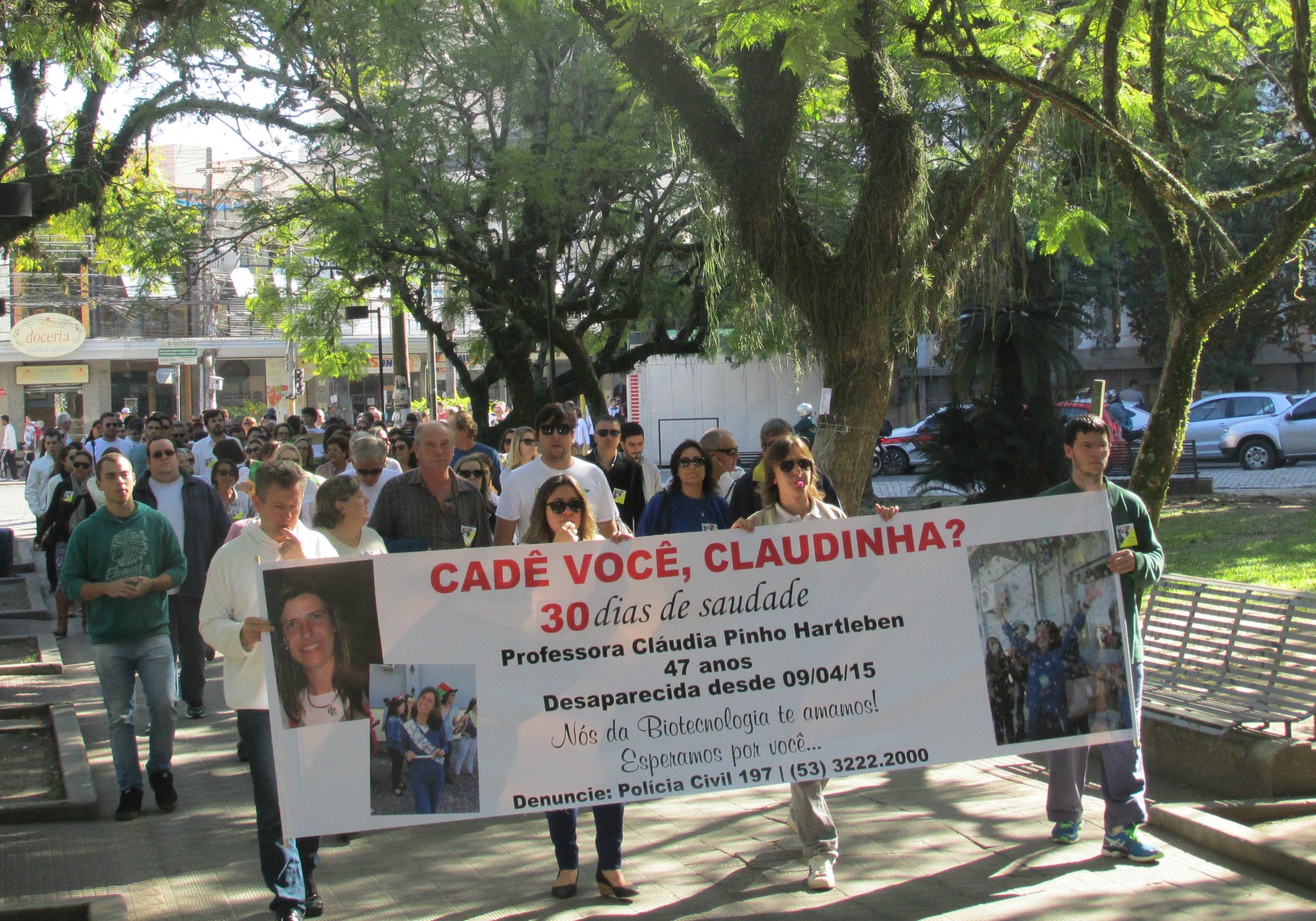 Amigos, familiares, colegas e alunos da universidade participaram de ato 