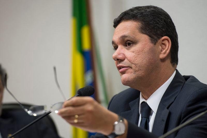 Antes de sabatina, Ferra&ccedil;o questiona dupla atividade de Fachin