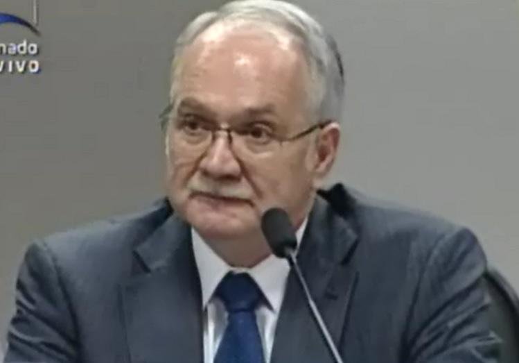 Fachin fala de fam&iacute;lia e propriedade em exposi&ccedil;&atilde;o inicial na CCJ