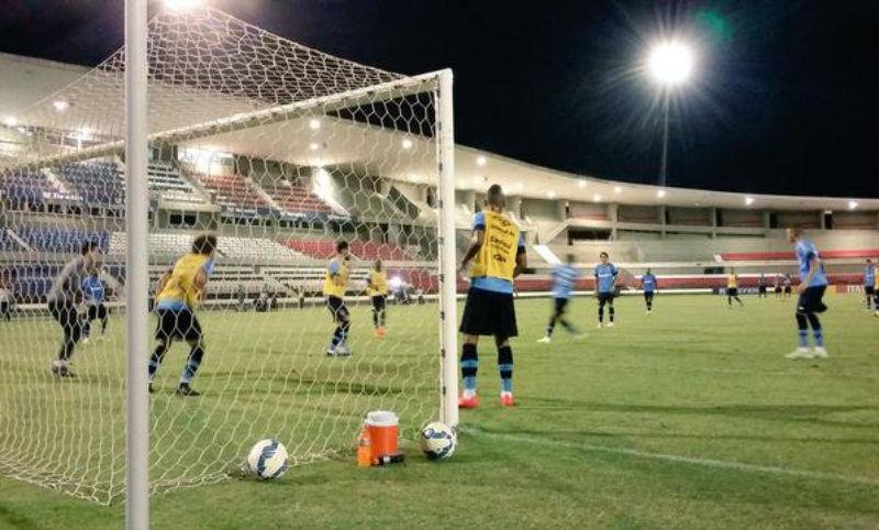 Jogadores treinaram no gramado da partida contra o CRB pela Copa do Brasil