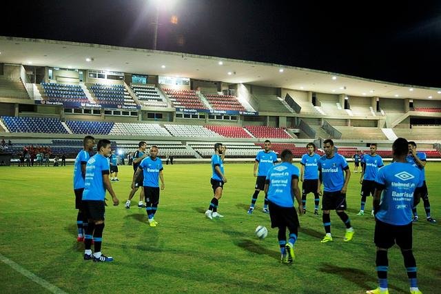 Luan diz que se sente &agrave; vontade como falso 9