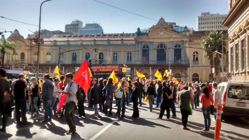 Protesto de municip&aacute;rios inicia paralisa&ccedil;&atilde;o de 48 horas em Porto Alegre