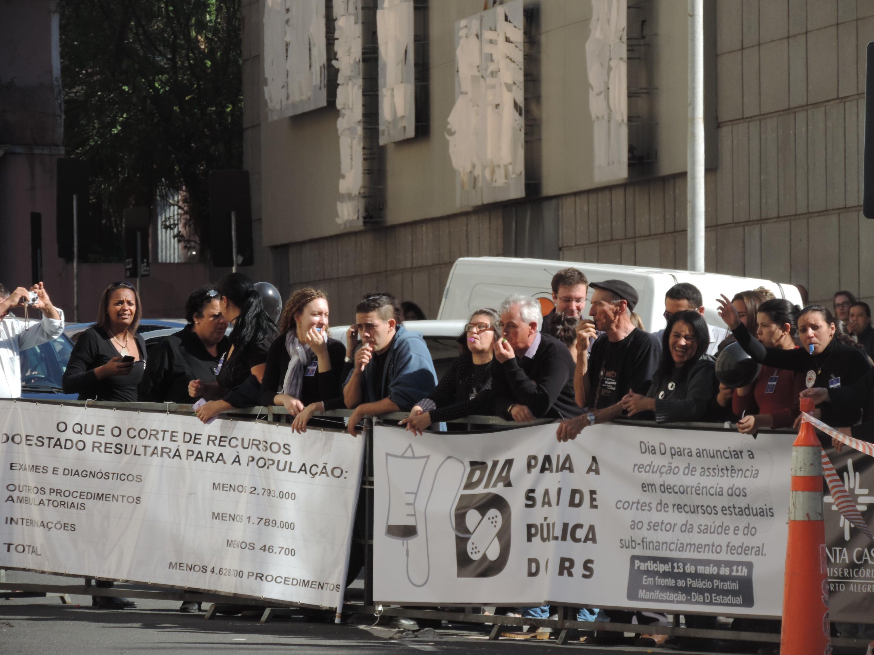 Caravanas dos mais diversos munic&iacute;pios querem apresentar ao governador montante de atendimento que ser&aacute; reduzido