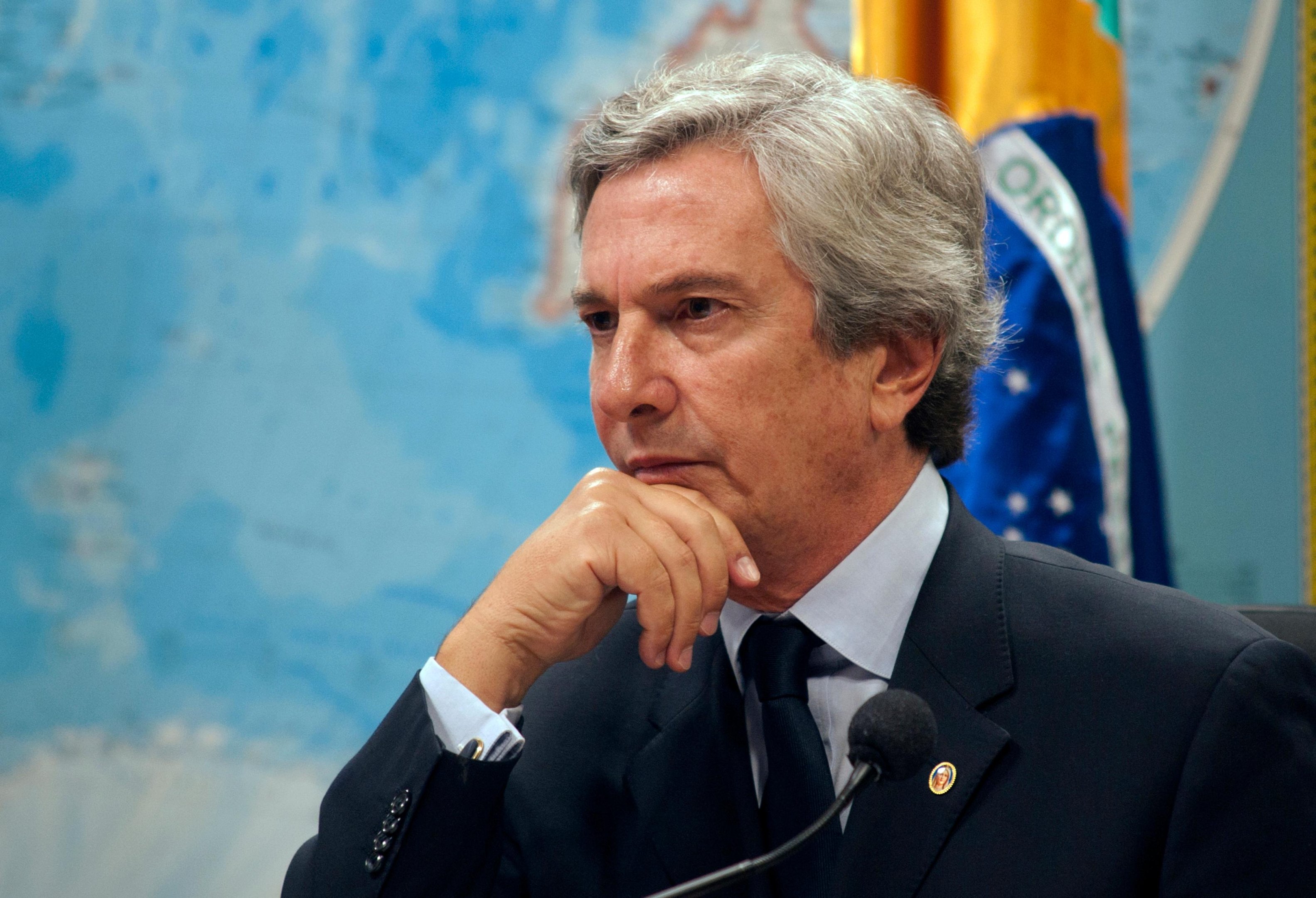 Collor entra com quatro representa&ccedil;&otilde;es contra Janot no Senado