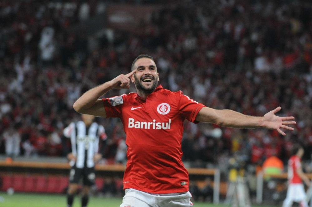 Lisandro L&oacute;pez marcou o terceiro gol do Inter