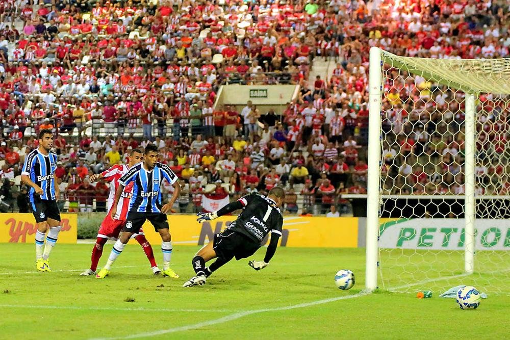 Gr&ecirc;mio marcou os tr&ecirc;s gols na primeira etapa da partida