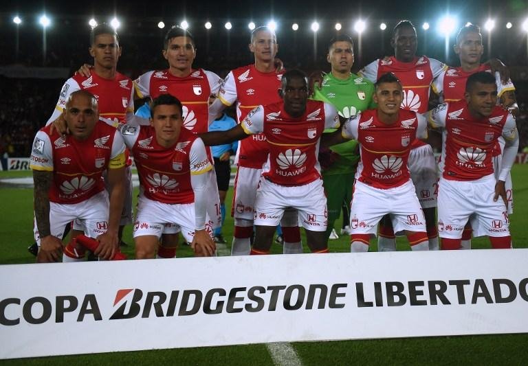 Omar P&eacute;rez (agachado, &agrave; esquerda) &eacute; o capit&atilde;o do Santa Fe