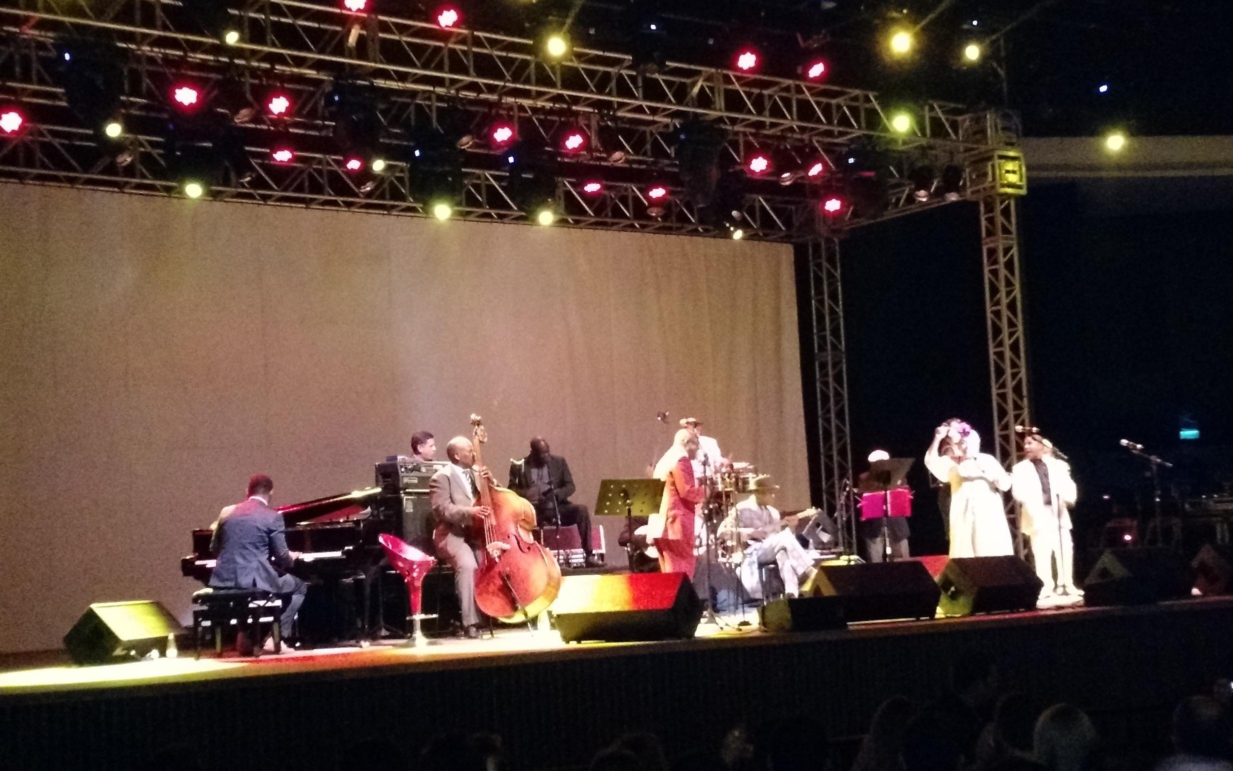 Noite foi de muitas homenagens no palco