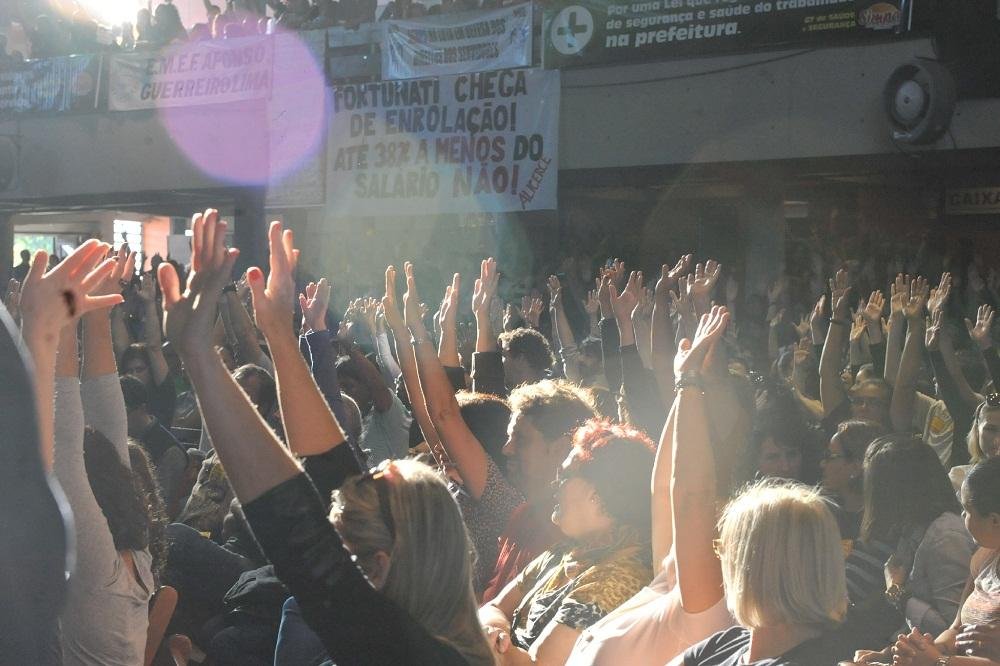 Municip&aacute;rios de Porto Alegre aprovam greve da categoria