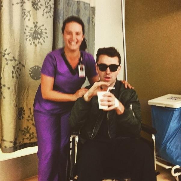 Sam Smith postou a foto na sa&iacute;da do hospital em uma cadeira de rodas