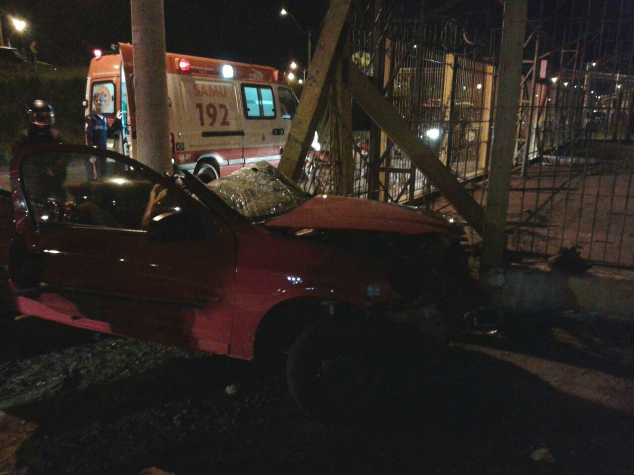 Carro colide contra poste e mata tr&ecirc;s em S&atilde;o Leopoldo 