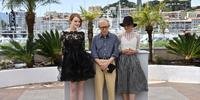 Emma Stone, Woody Allen e Parker Pose durante lançamento de filme em Cannes