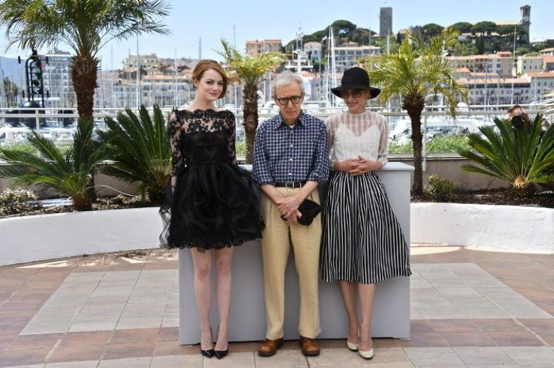 Emma Stone, Woody Allen e Parker Pose durante lan&ccedil;amento de filme em Cannes