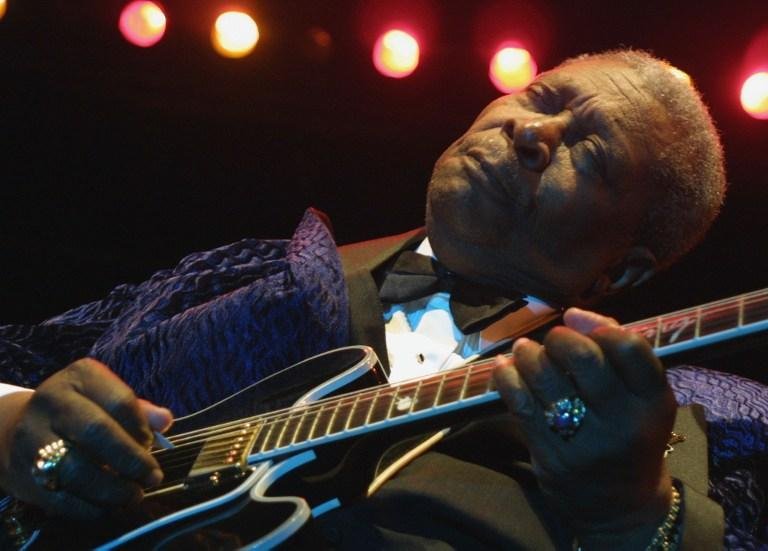 Na d&eacute;cada de 1980, a marca Gibson fabricou um modelo em homenagem ao instrumento do artista