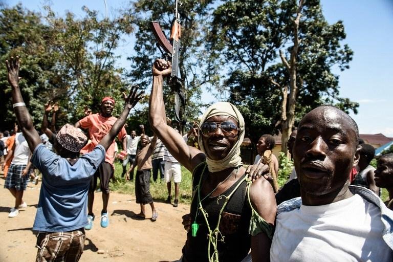 L&iacute;deres do golpe fracassado fugiram ou foram presos, enquanto manifestantes voltaram a protestar