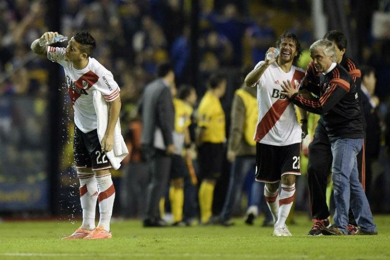 Jogadores do River Plate tiveram les&otilde;es nos olhos por g&aacute;s de pimenta