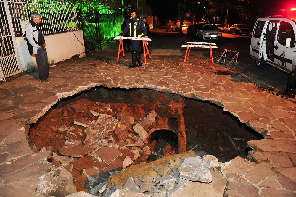 Cratera se abriu em cal&ccedil;ada na avenida Teixeira Mendes 