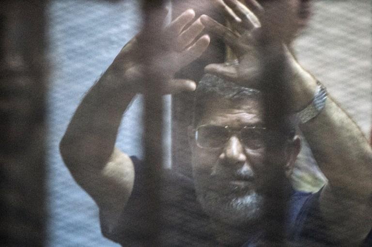 Ex-presidente do Egito Mohamed Mursi ouve leitura de sua senten&ccedil;a de morte
