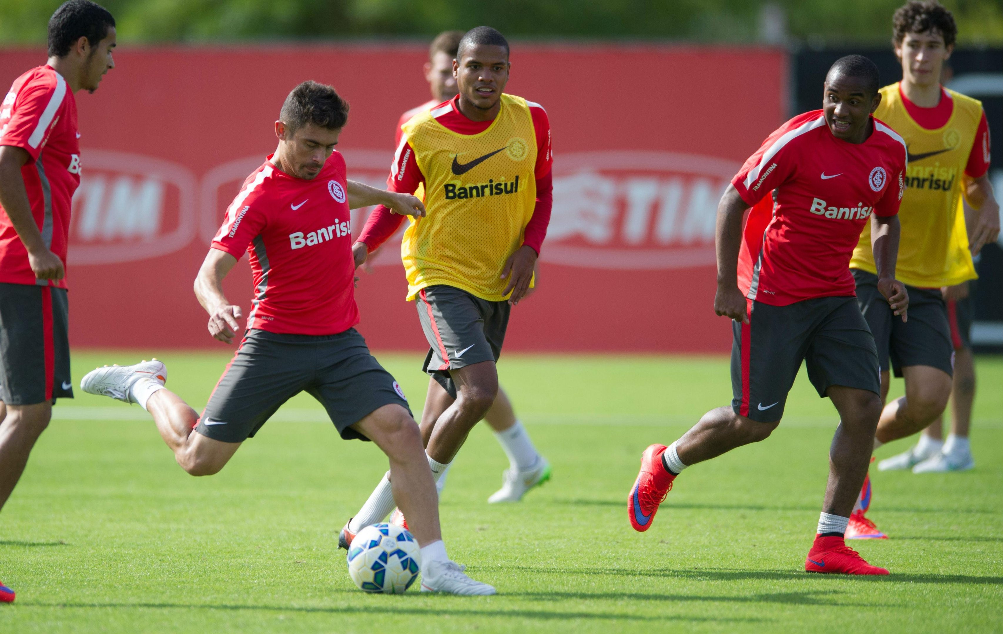 Alex e Anderson ir&atilde;o atuar contra o Ava&iacute;, no domingo