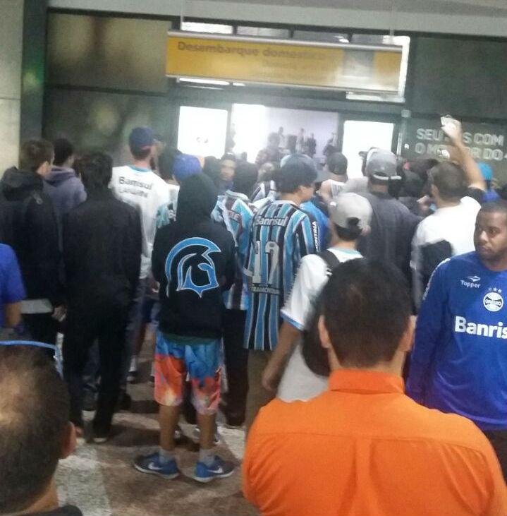 Torcedores gremistas foram ao aeroporto protestar nesta manh&atilde;