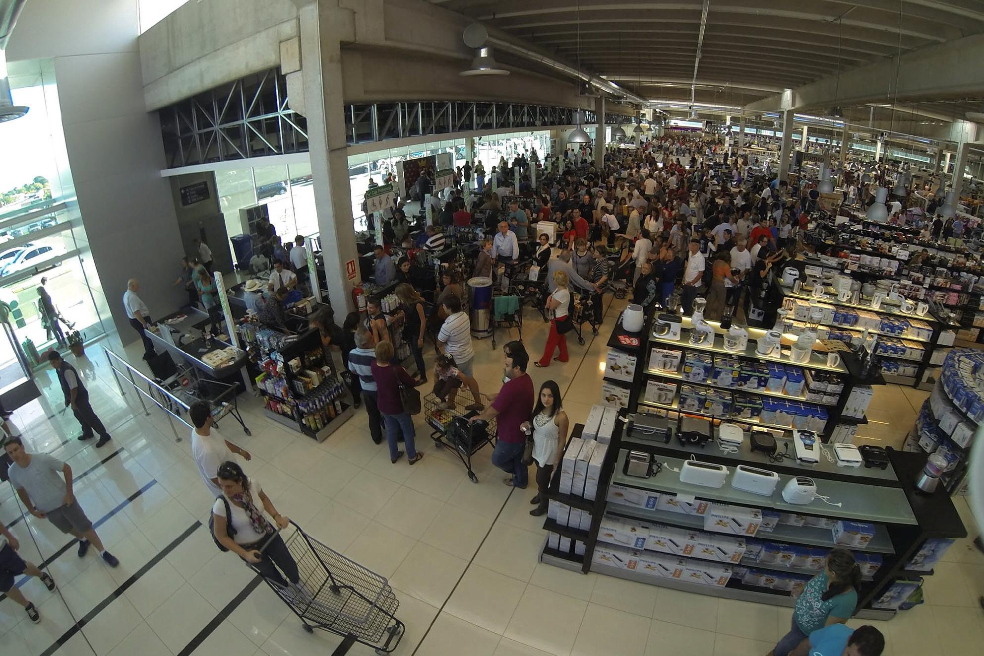 Alta do d&oacute;lar e limite reduzido tem limitado compras na Fronteira