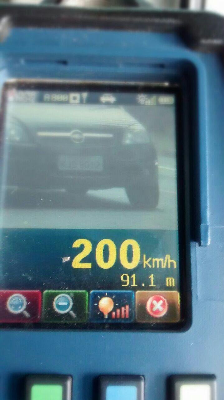 PRF flagra ve&iacute;culo transitando a 200 km/h na BR 392