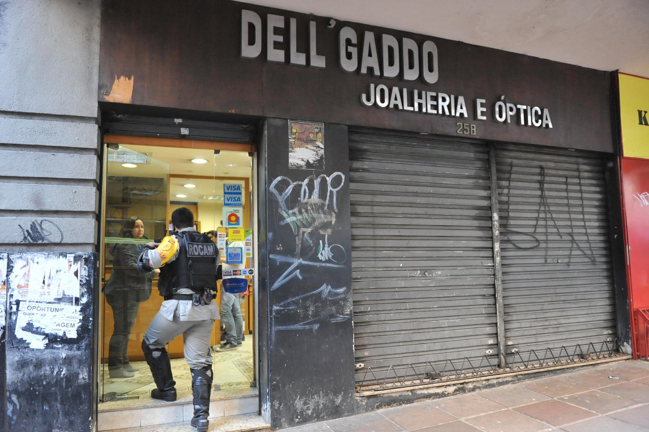 Dois indiv&iacute;duos entraram armados e levaram in&uacute;meras joias da vitrine e do cofre