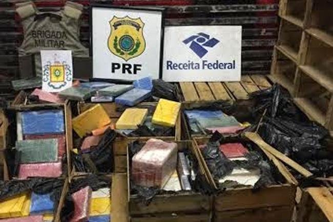 Droga estava acondicionada em caixas de frutas carregadas por caminh&atilde;o