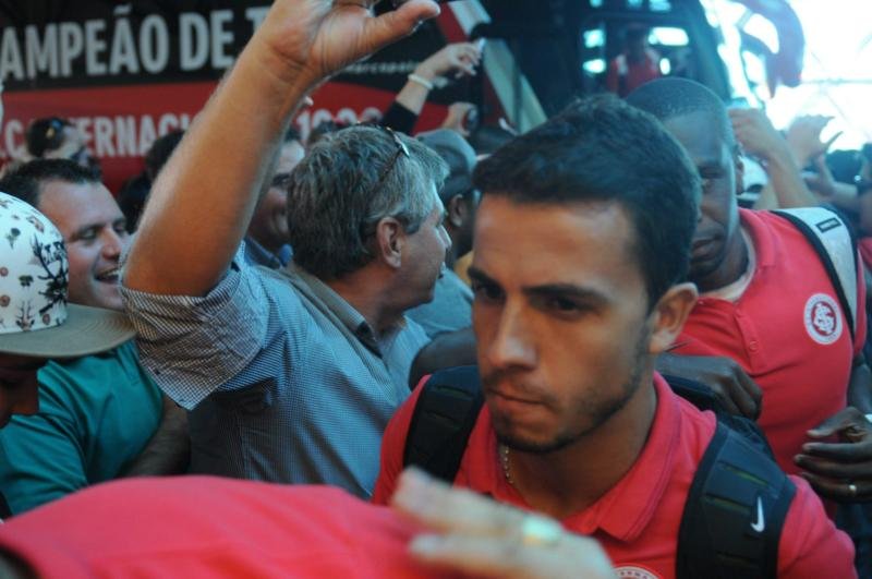 	Inter embarca para Col&ocirc;mbia com festa da torcida no aeroporto