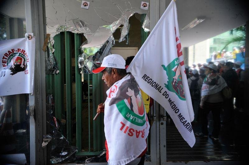 Participantes disseram que manifesta&ccedil;&atilde;o foi contra o corte or&ccedil;ament&aacute;rio anunciado pelo governo