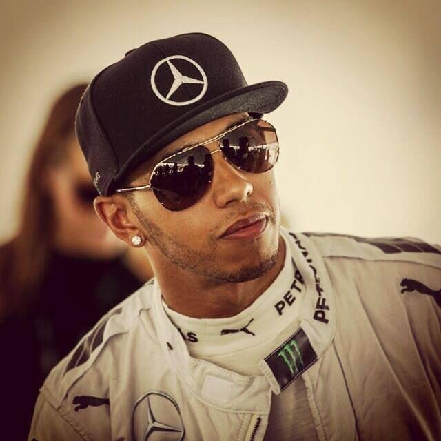 Hamilton prolonga contrato com Mercedes