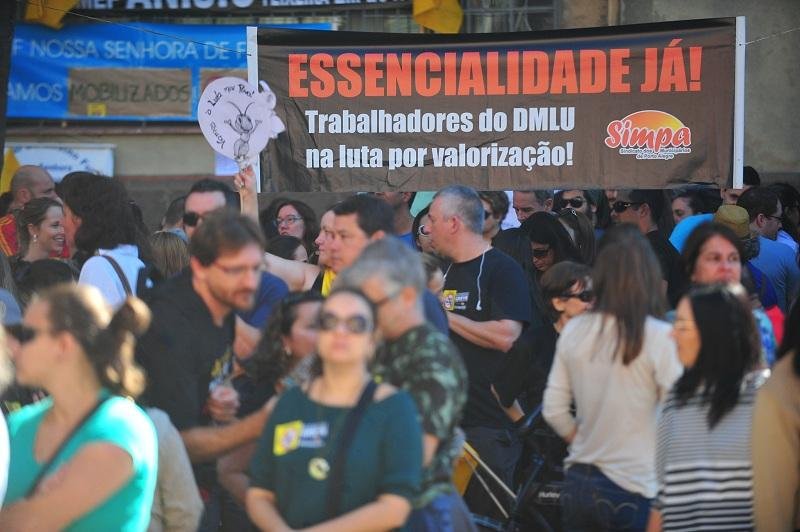 Greve dos municip&aacute;rios, que tem sua segunda paralisa&ccedil;&atilde;o em uma semana, obstruiu a frente do pr&eacute;dio hoje