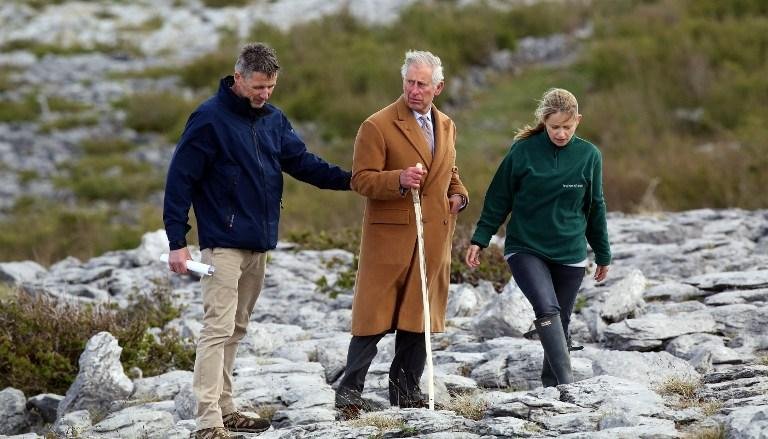Herdeiro da coroa brit&acirc;nica e esposa Camila est&atilde;o na cidade de Sligo
