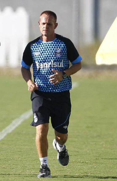 Gr&ecirc;mio efetiva preparador f&iacute;sico Rogerinho