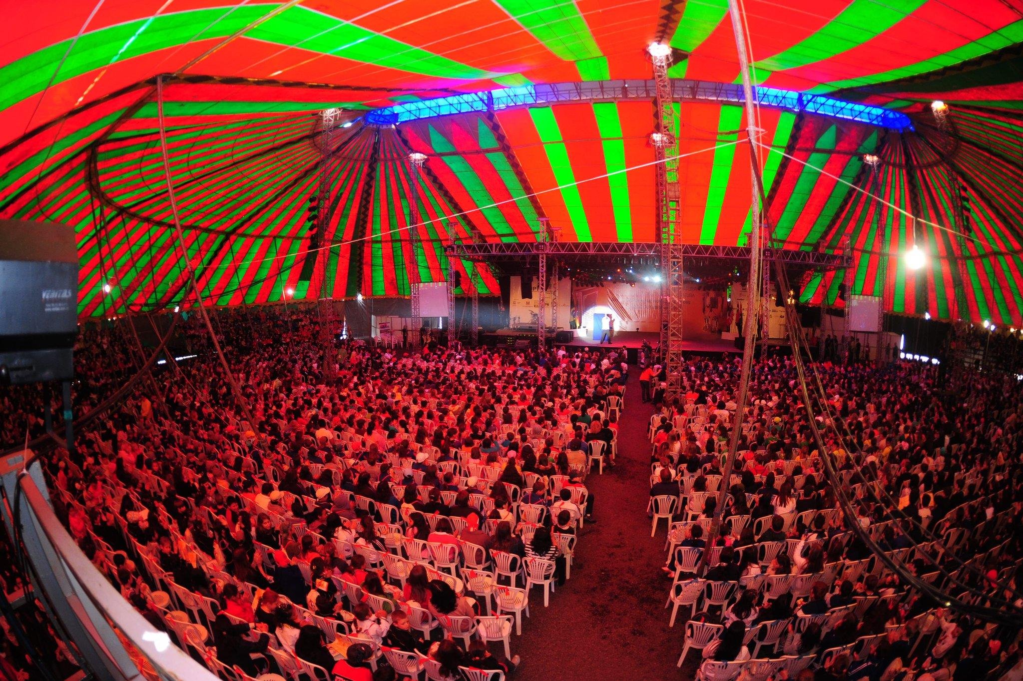 Estrutura de lona de circo montada nas depend&ecirc;ncias da UPF recebia milhares de visitantes